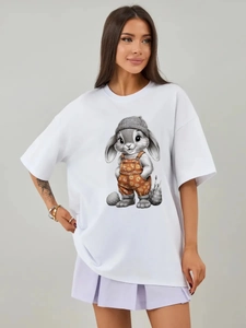 Κοντινό πλάνο εκτύπωσης κουνελιού σε λευκό oversized T-shirt από 100% καθαρό βαμβάκι