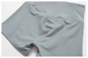 Détail du short de fitness taille haute avec coutures sculptantes en gris Morandi