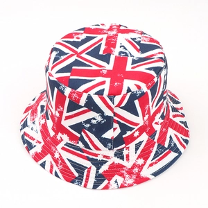 Détail du chapeau bob imprimé Union Jack montrant la texture toile et les motifs rétro