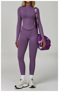 Ensemble de yoga violet sans couture avec haut zippé et legging taille haute