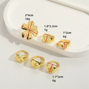 Adjustable gold flower ring set with detailed size and weight specifications on white tray