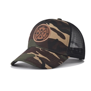 Détail de la casquette trucker camouflage avec filet noir et écusson Enjoy Life