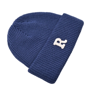 Berretto invernale in maglia blu scuro con ricamo a lettera R bianca e trama a coste