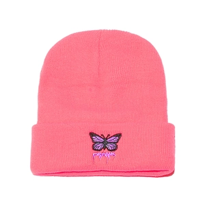 Détail d'un bonnet en tricot rose avec broderie papillon et lettrage DREAMS