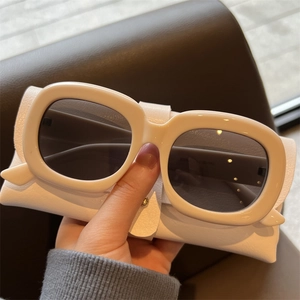 Retro weiße quadratische Sonnenbrille mit dunklen Gläsern und weißem Leder-Etui dazu
