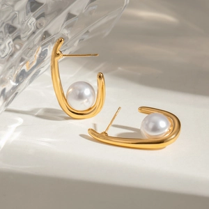 Boucles d'oreilles en U en acier doré 18k avec perles blanches sur pierre blanche