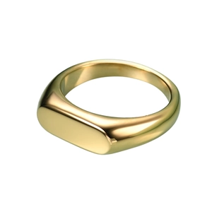 Detailansicht der polierten vergoldeten Oberfläche eines 5-mm-Siegelrings aus Titanstahl