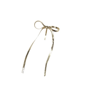 Elegant gold bow hair clip with a stylish woven chain texture for women's hairstyles