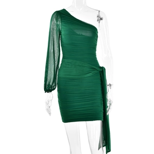 Détail d'une robe courte froncée verte à une épaule avec ceinture nouée à la taille