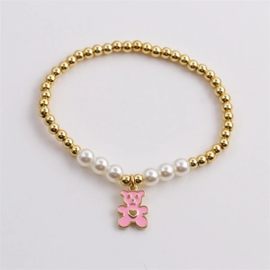 Goldenes Perlenarmband mit weißen Perlen und einem süßen rosa Emaille-Bärenanhänger