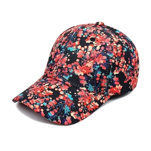 Detailansicht der floralen Baseballkappe mit buntem Blumenmuster und dichtem Köperstoff