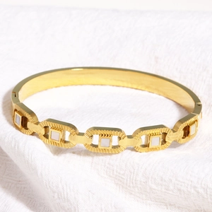 Bracelet pour femme en acier titane doré poli avec maillons carrés et incrustation blanche