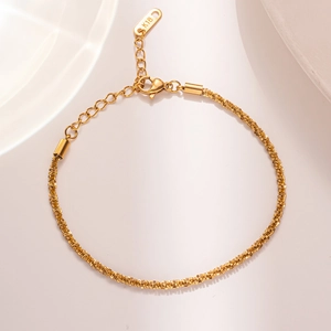 Elegant 18K gold-plated titanium steel star bracelet with adjustable lobster clasp