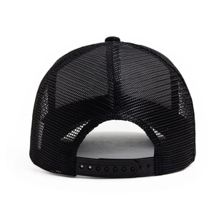 Klassische schwarze Mesh-Trucker-Cap mit verstellbarem Snapback-Verschluss auf weißem Grund