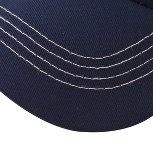 Dettaglio della visiera del cappello in cotone blu scuro con tripla cucitura di rinforzo