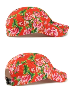 Dettaglio del cappello rosso con motivo a peonie cinesi e cinturino posteriore regolabile