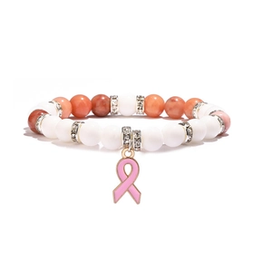 Détail du charm ruban rose de sensibilisation sur bracelet en perles blanches et roses