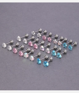 Sélection de clous d'oreilles en zircon coloré avec fermoirs à vis sur gris