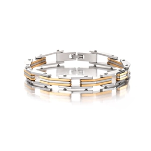 Dettaglio di un bracciale multistrato in stile industriale con finitura lucida bicolore