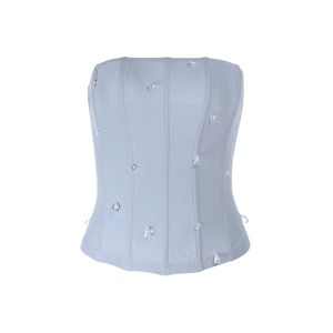 Détail d'un corset bleu clair orné de décorations scintillantes en forme de gouttes d'eau