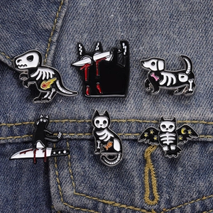 Makroaufnahme von sechs Halloween-Emaille-Pins mit Skelett-Tieren auf Denim-Stoff