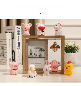 Détail montrant diverses figurines d'animaux de dessin animé sur une table chaleureuse