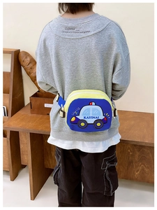 Sac banane enfant avec imprimé voiture de police porté par un enfant dans un décor