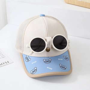 Detail der Kinder-Baseballkappe mit abnehmbarer Brille und atmungsaktivem Mesh-Rücken