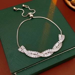 Détail d'un bracelet en argent avec zircon rectangulaire et fermoir coulissant réglable