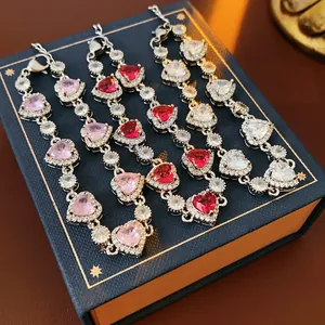 Elegantes Zirkon-Herzarmband-Set in Pink Rot und Weiß auf einer luxuriösen Geschenkbox