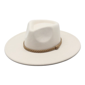 Dettaglio del cappello fedora crema con una fascia decorativa in corda intrecciata marrone