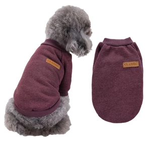 Details des weinroten Haustier-Fleece-Pullovers mit Rippbündchen und Leder-Patch
