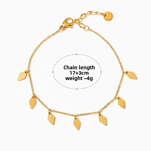 Détail du bracelet en acier titane doré avec pendentifs losanges et chaîne de 17+3cm