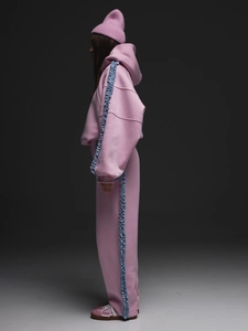 Ensemble sweat à capuche rose avec détails bleu clair et bonnet assorti