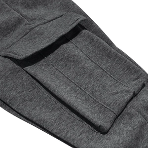 Primer plano de pantalón cargo gris oscuro con bolsillo lateral grande y costuras finas