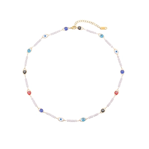 Détail du collier de perles avec charms œil maléfique colorés et perles sur chaîne dorée