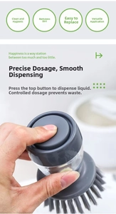 Détail de la brosse à vaisselle grise avec bouton-pression pour doser le liquide