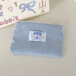 Mini portamonete in velluto a coste azzurro con etichetta logo e fiocco decorativo