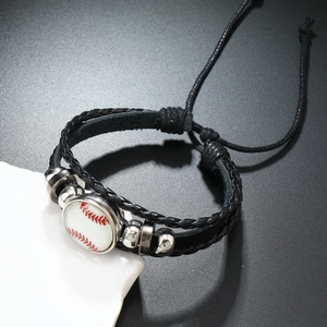Gros plan d'un bracelet tressé noir réglable avec motif de baseball et billes métal