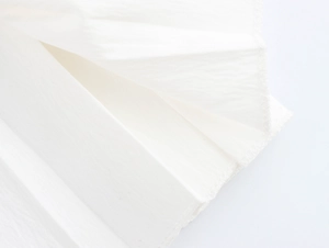 Gros plan du tissu plissé blanc et de l'ourlet piqué sur la jupe courte élégante