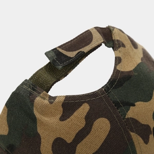Dettaglio del cappello camouflage in cotone twill con cinturino in velcro regolabile