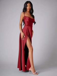 Détail de la robe longue en satin bordeaux avec fente haute et décolleté drapé élégant