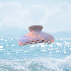 Pince à cheveux chic en acétate nacré avec motif rayé céleste sur fond de vagues de mer