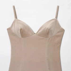 Camisole élégante en velours champagne à fines bretelles et coupe ajustée cintrée