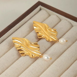 Boucles d'oreilles feuille plaquées or avec perle d'eau douce en boîte élégante