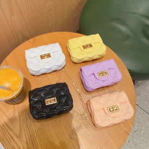 Vista detallada de mini bolsos jelly en cinco colores con correas de cadena dorada