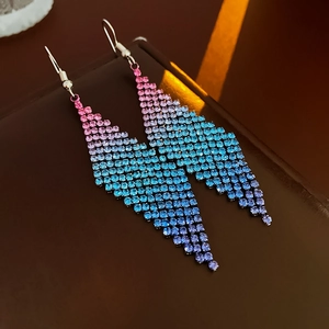 Détail de boucles d'oreilles losange avec strass dégradés rose bleu et violet