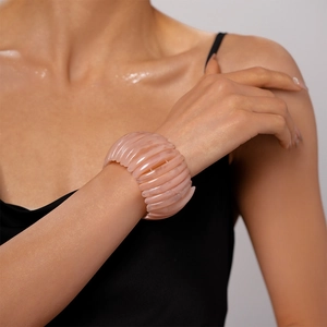 Détail du bracelet géométrique en résine acrylique rose montrant la texture marbrée