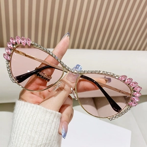 Lunettes de soleil œil de chat de luxe avec verres dégradés roses et strass brillants