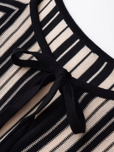 Détail d'une robe en maille rayée avec un nœud à lacets noir sophistiqué et élégant